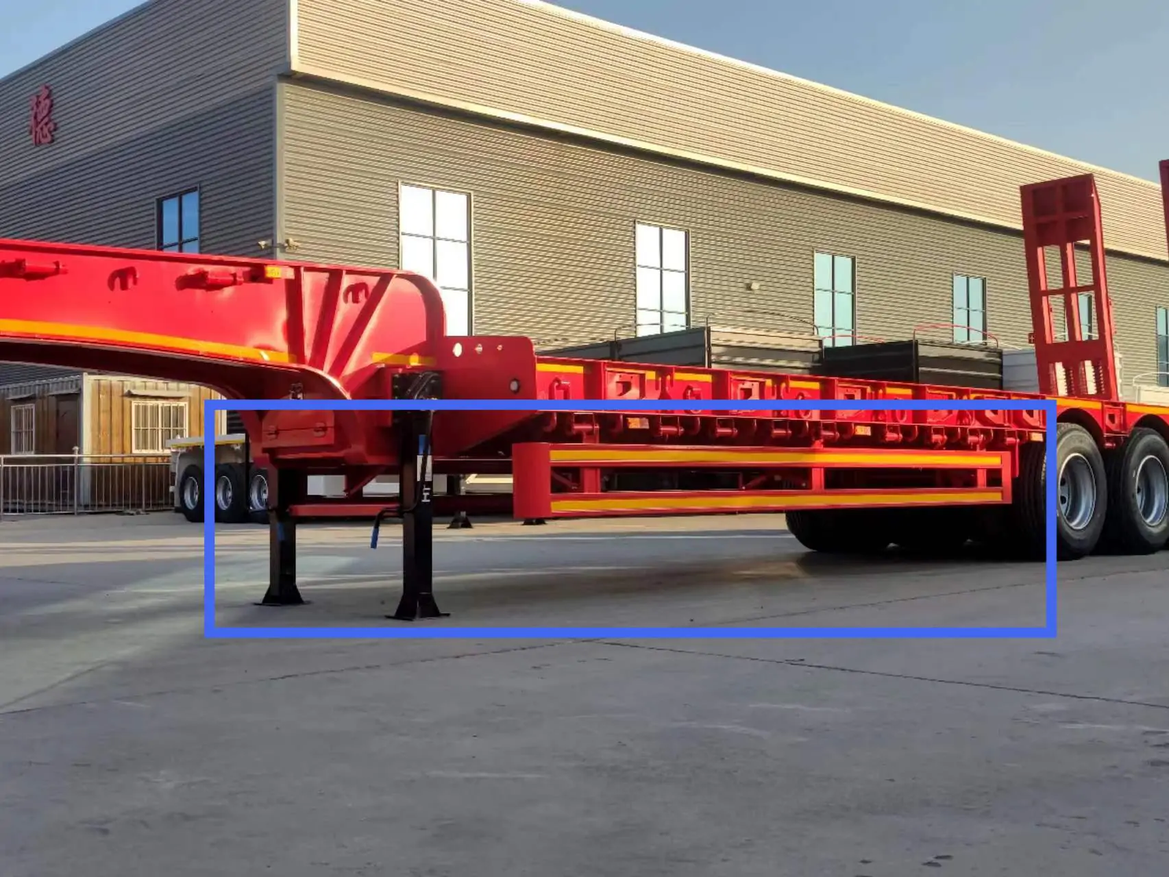 lowbed-trailer-landing-gear-and-side-fence