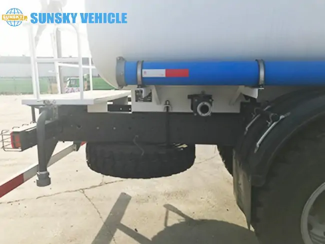 howo-water-tank-truck-rear-sprinkler