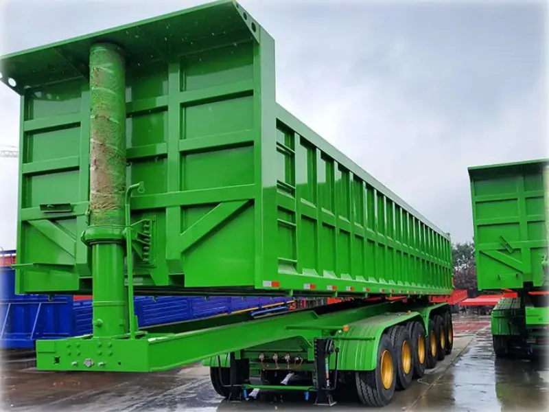 Dump semi-trailer with heightened fence