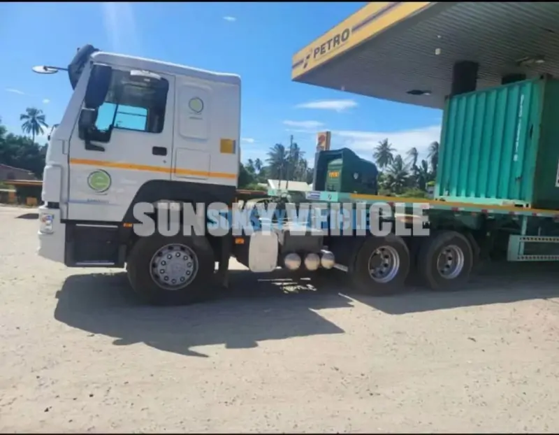 Flatbed-Trailer-with-The-Tractor-Truck