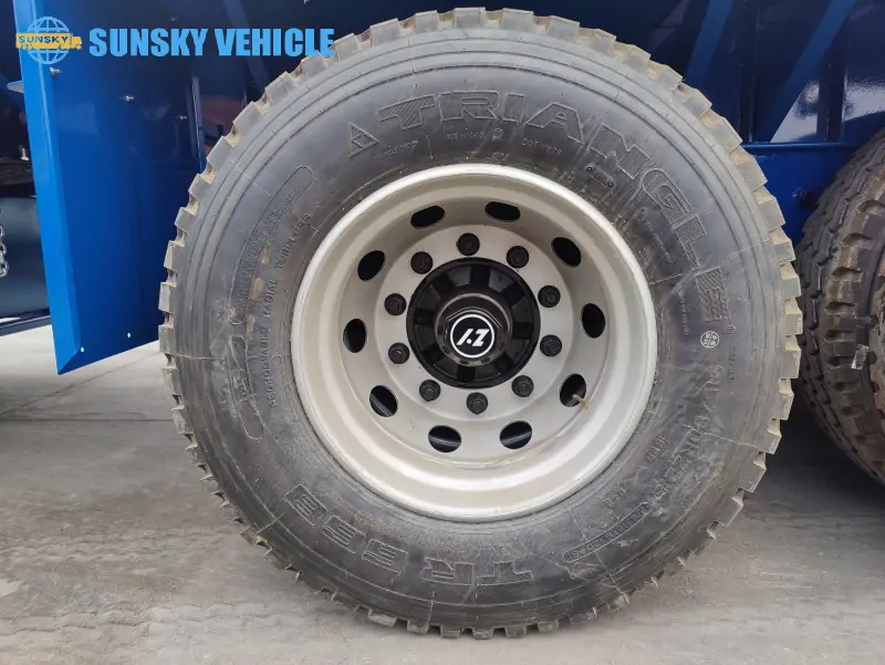 3-axle Heavy Duty Flatbed Trailer tire 